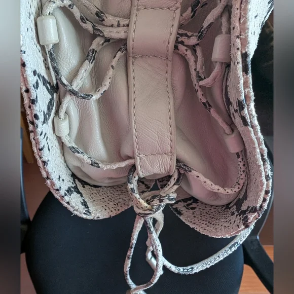 Snakeskin Pattern Handbag - Picture 7 of 7